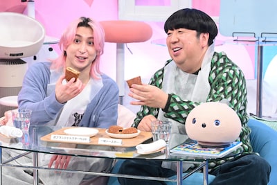 佐久間大介（Snow Man）と日村勇紀（バナナマン）。©︎日本テレビ。