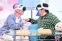 ゴーグルを着けたまま向き合う佐久間大介（Snow Man）と日村勇紀（バナナマン）。©︎日本テレビ。