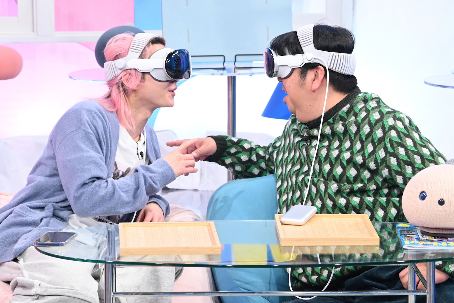 ゴーグルを着けたまま向き合う佐久間大介（Snow Man）と日村勇紀（バナナマン）。©︎日本テレビ。