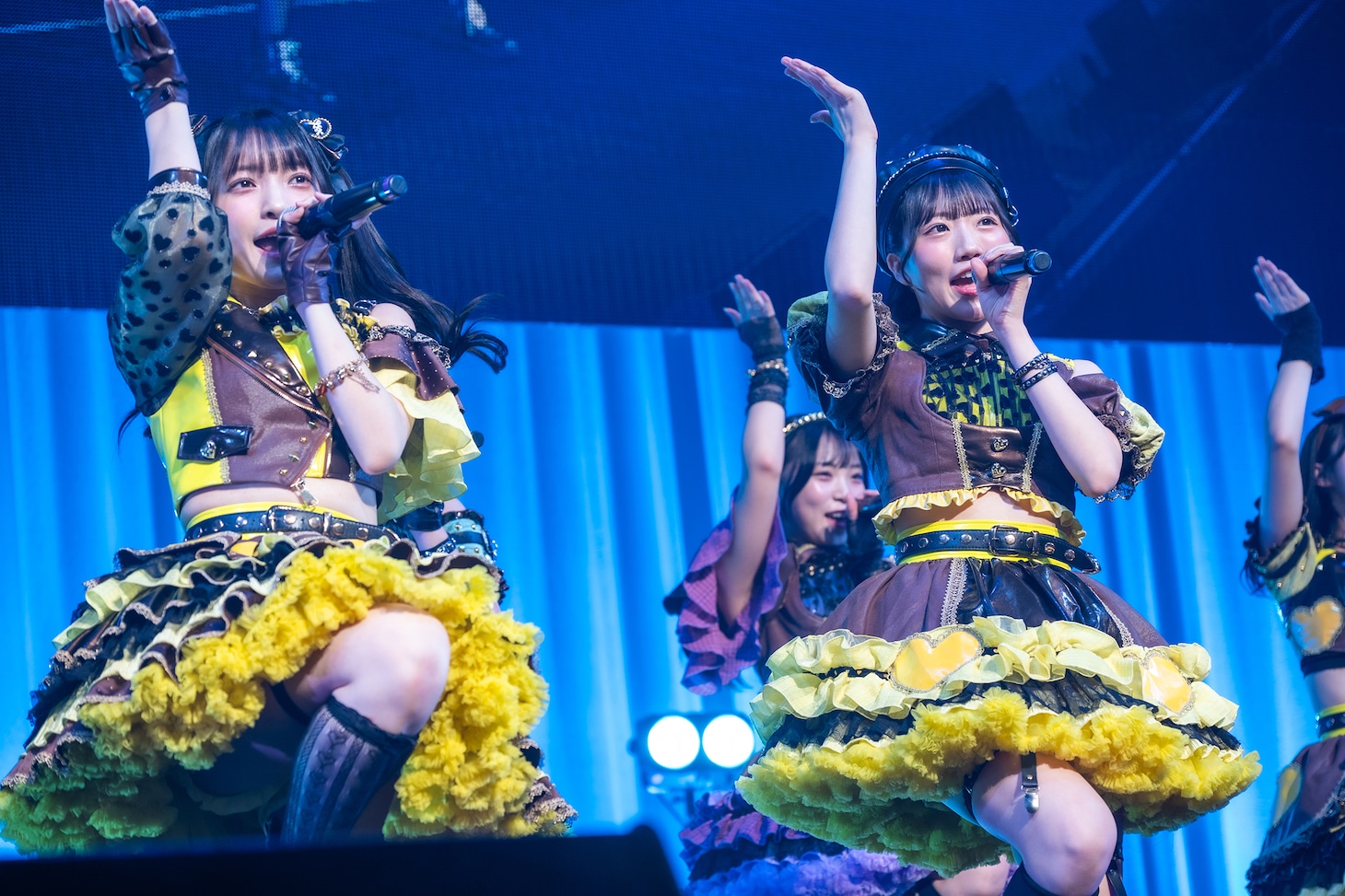 この公演をもって虹コンを卒業した蛭田愛梨（左）と大和明桜（右）。