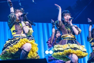 この公演をもって虹コンを卒業した蛭田愛梨（左）と大和明桜（右）。