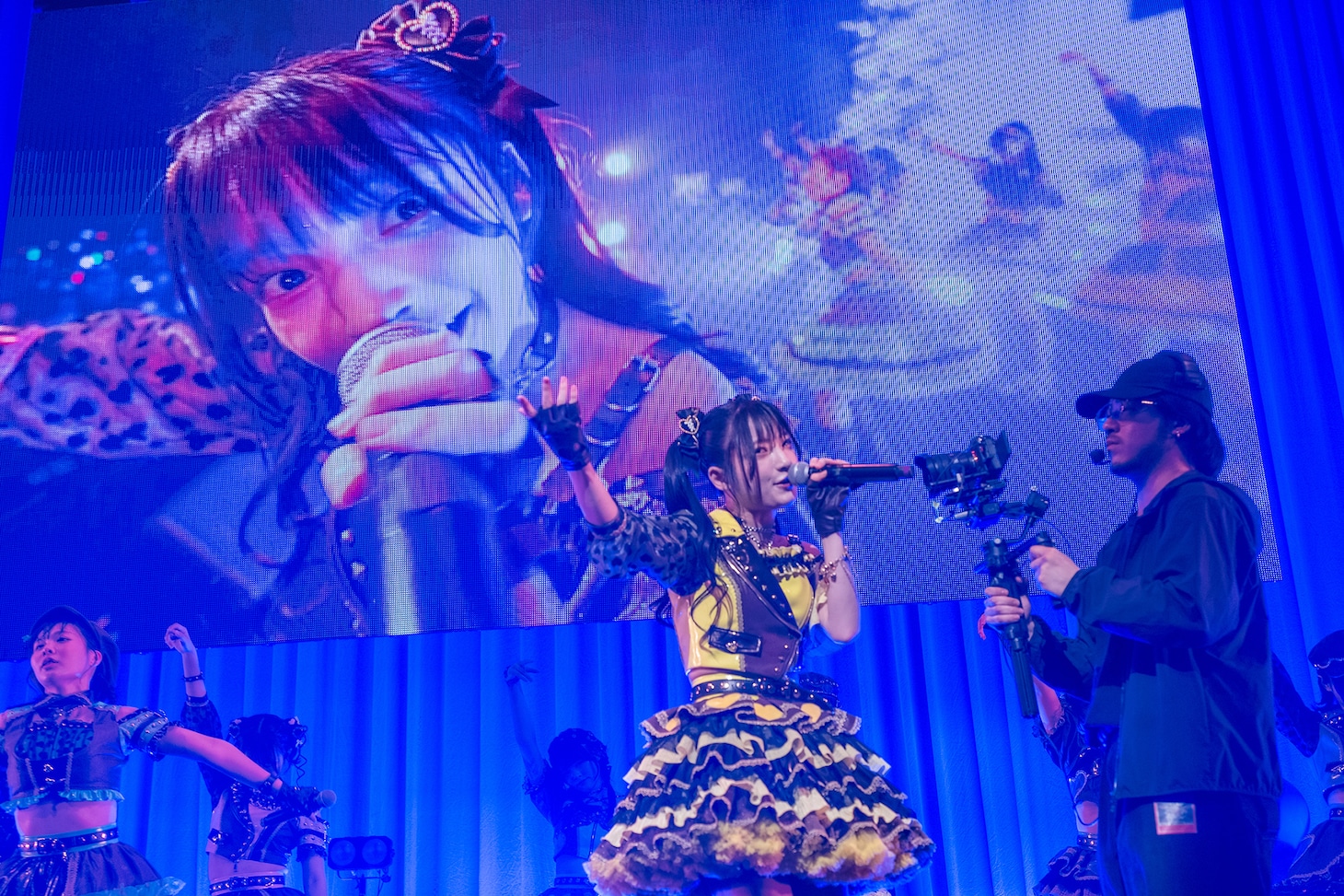 カメラ越しに煽る蛭田愛梨。