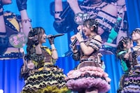 観客と一緒に「あいり！」コールを送る虹コンメンバー。