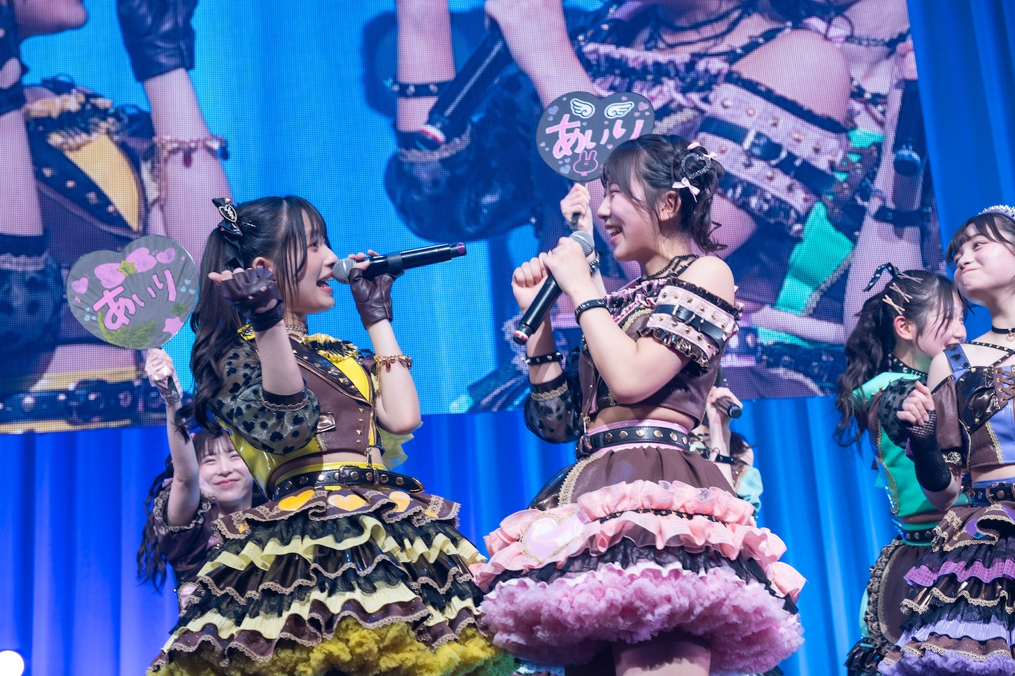 観客と一緒に「あいり！」コールを送る虹コンメンバー。