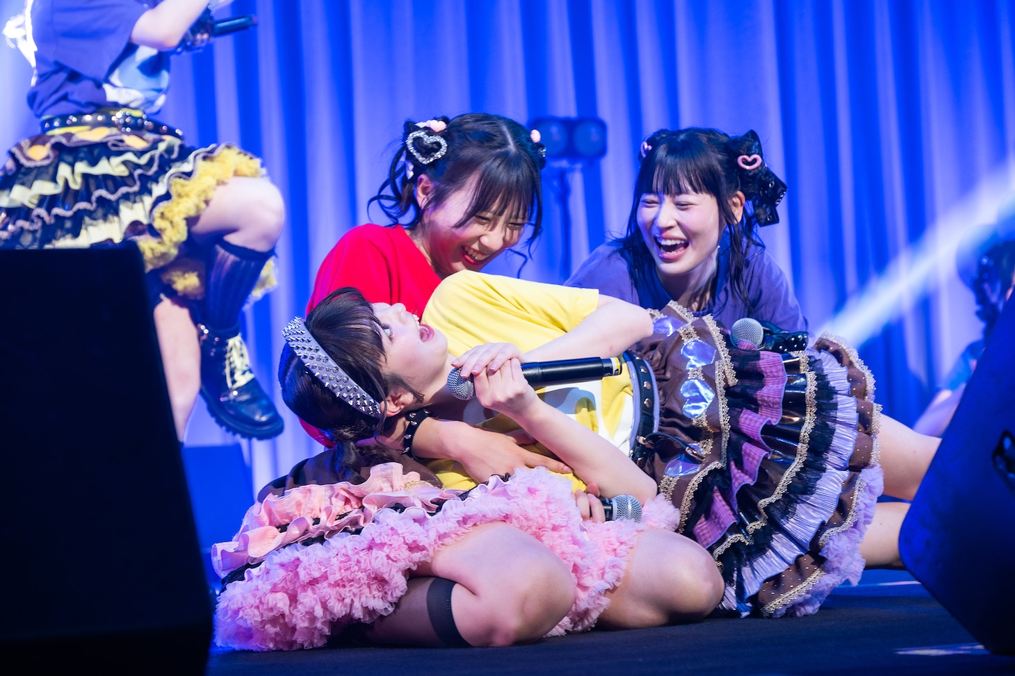 ゆっくり倒れる川端優を支える青山詩（左）と一宮ゆい（右）。