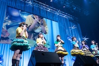 大和明桜（右から3番目）の突然の言葉に涙する的場華鈴（左端）。