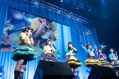 大和明桜（右から3番目）の突然の言葉に涙する的場華鈴（左端）。