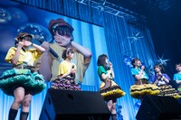 大和明桜のメッセージに涙を流す的場華鈴（左端）。