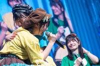 抱き合う的場華鈴と大和明桜。