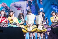 涙を流しながら歌う虹コン。