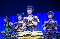 白目を剥く蛭田愛梨、大和明桜、川端優（左から）。