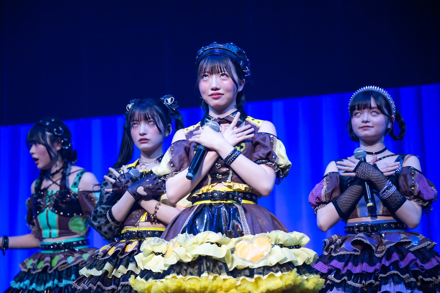 白目を剥く蛭田愛梨、大和明桜、川端優（左から）。