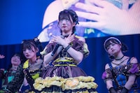 白目を剥く大和明桜（中央）。