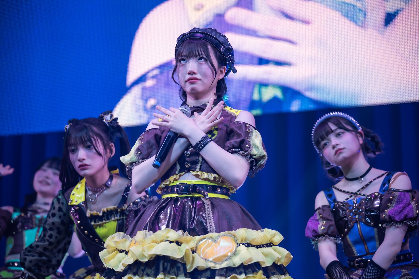 白目を剥く大和明桜（中央）。