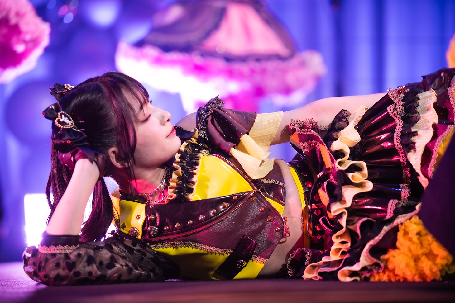 ステージに寝そべる蛭田愛梨。