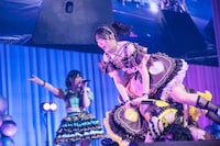 馬跳びする前嶋杏乃（上）と石浜芽衣（下）。