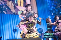 一宮ゆい（上）を担ぐ大和明桜（下）。