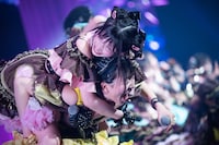 一宮ゆい（上）を担ぎきれなかった大和明桜（下）。