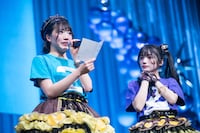 手紙を読み上げる大和明桜（左）を見つめる蛭田愛梨（右）。