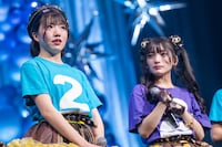 涙を流す大和明桜（左）と蛭田愛梨（右）。