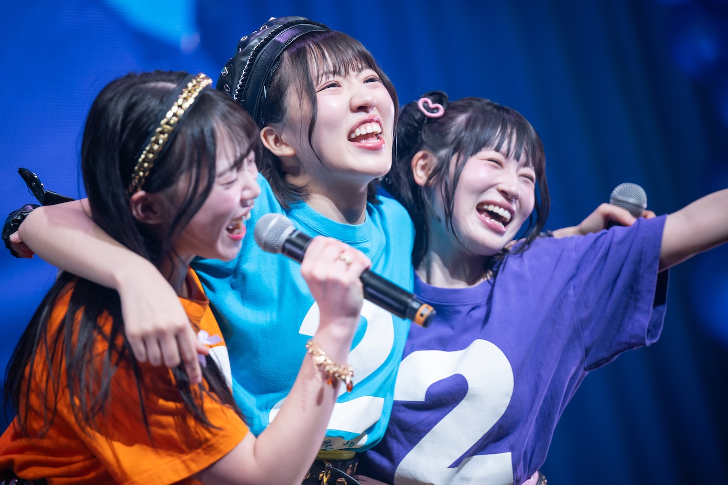 尾林結花（左）と一宮ゆい（右）の肩を抱く大和明桜（中央）。