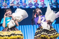 虹コンとして最後の挨拶をする大和明桜（左）と蛭田愛梨（右）。