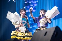 客席の全員に笑顔を送る大和明桜（左）と蛭田愛梨（右）。