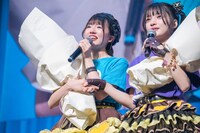 手をつなぐ大和明桜（左）と蛭田愛梨（右）。