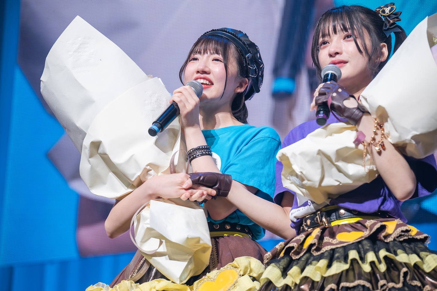 手をつなぐ大和明桜（左）と蛭田愛梨（右）。