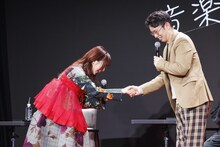 握手しながら挨拶するヒグチアイと芦沢ムネト。（Photo by Viola Kam［V’z Twinkle］）