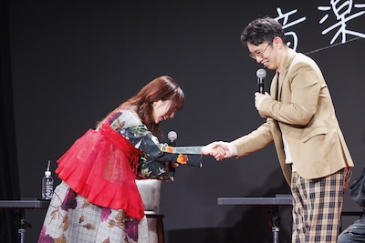 握手しながら挨拶するヒグチアイと芦沢ムネト。（Photo by Viola Kam［V’z Twinkle］）
