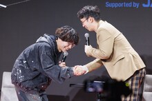 握手しながら挨拶するmeiyoと芦沢ムネト。（Photo by Viola Kam［V’z Twinkle］）
