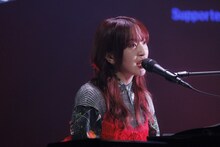 ヒグチアイのライブパフォーマンスの様子。（Photo by Viola Kam［V’z Twinkle］）