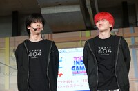 オープニングトークをする超特急のリョウガとユーキ。