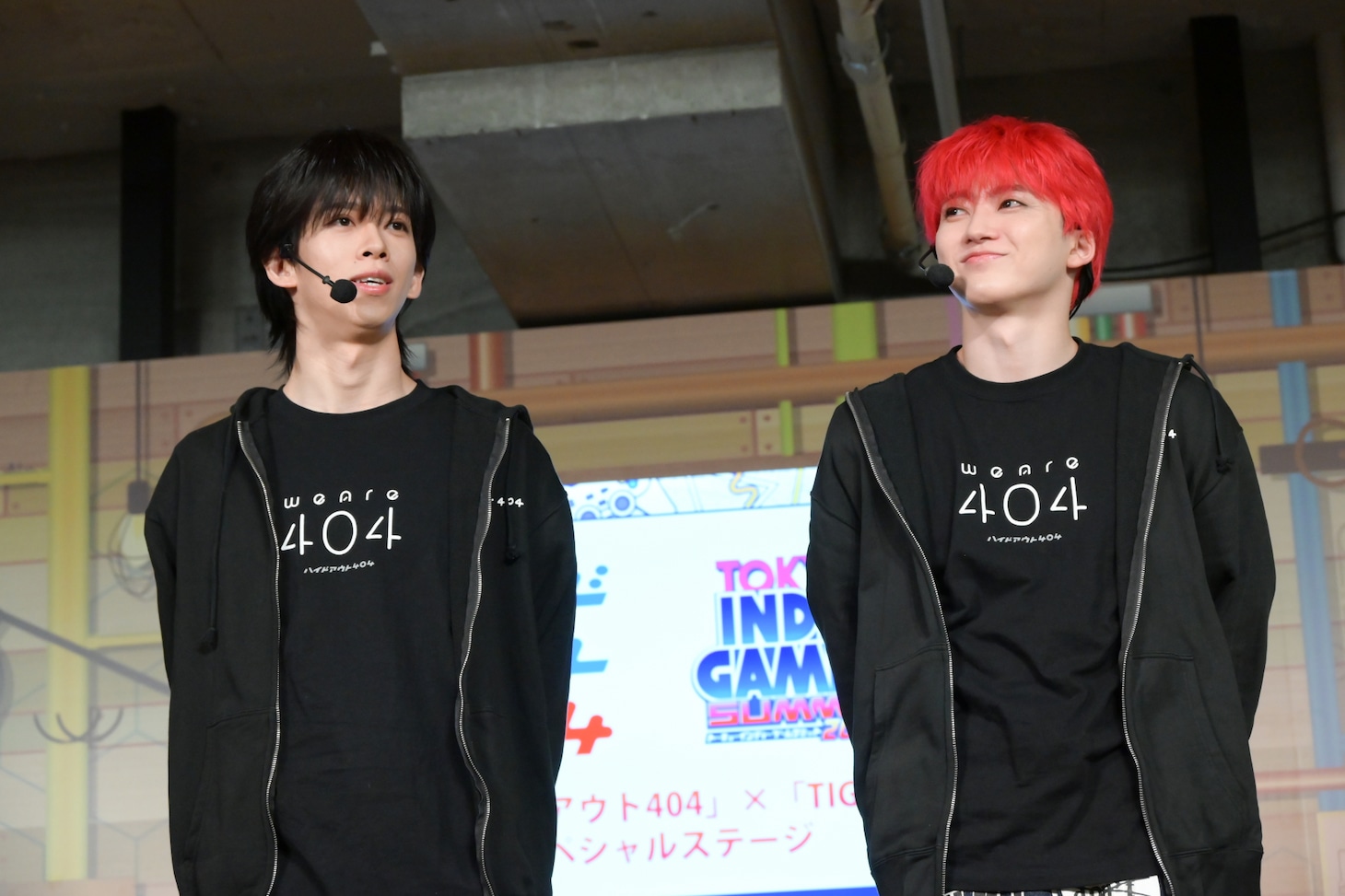 オープニングトークをする超特急のリョウガとユーキ。