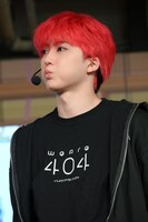 頬をふくらませるユーキ（超特急）。