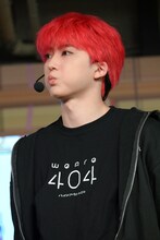 頬をふくらませるユーキ（超特急）。