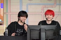 笑うリョウガとユーキ。