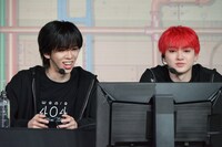 にぎやかにプレイするリョウガと、真剣な表情を崩さないユーキ。