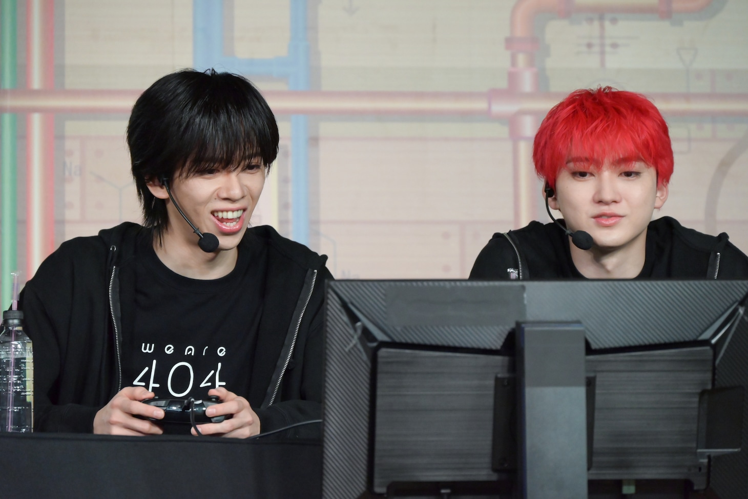 にぎやかにプレイするリョウガと、真剣な表情を崩さないユーキ。