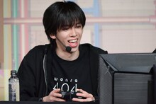 大笑いするリョウガ（超特急）。