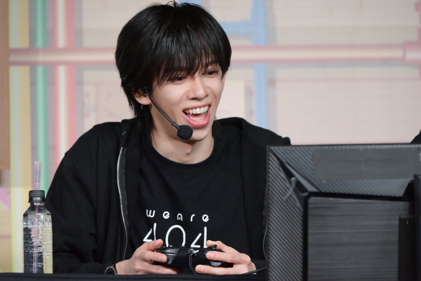 大笑いするリョウガ（超特急）。