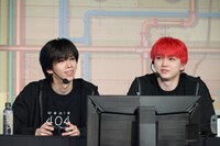 「皆さんには“ズッ友”はいますか？」と8号車に問いかけるリョウガ（左）。