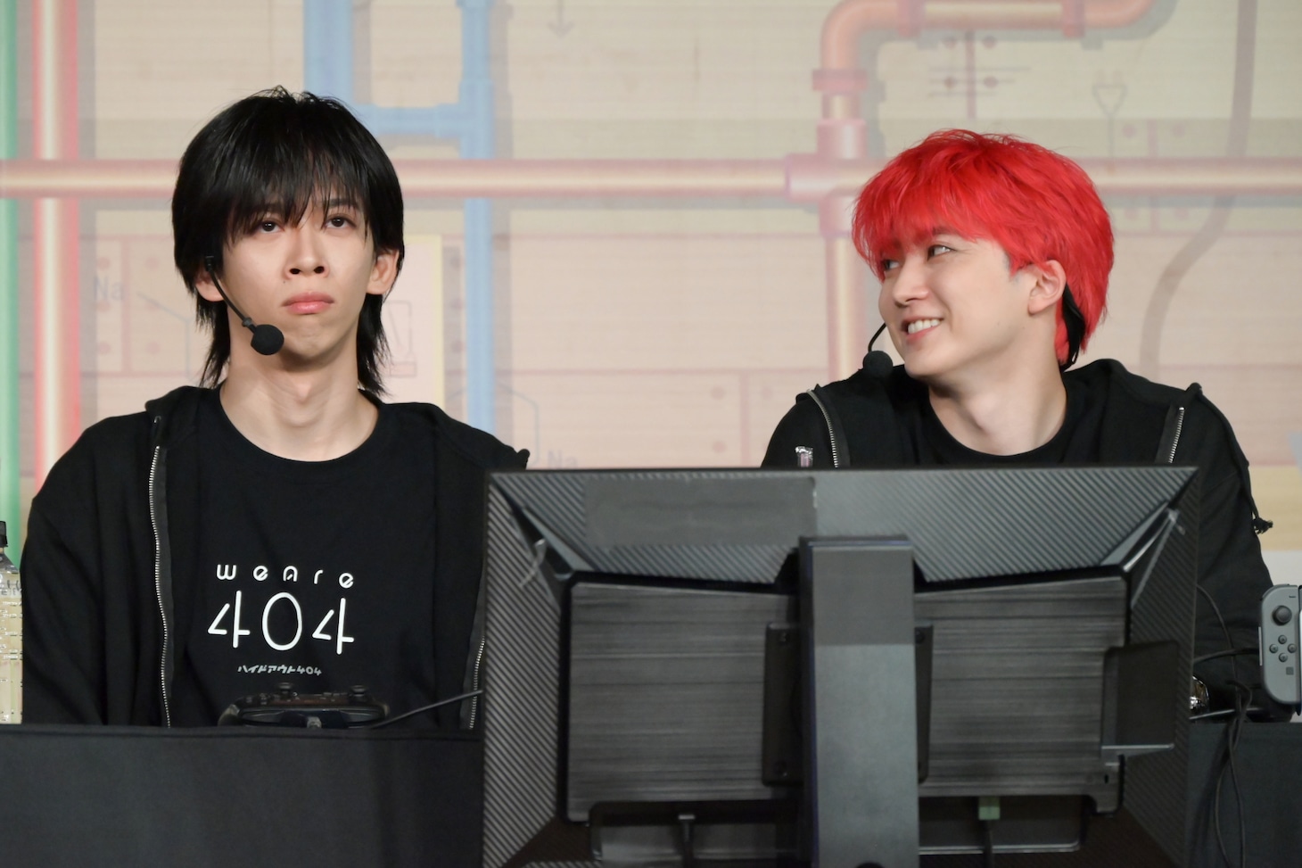 “ズッ友”の質問に渋い反応をした8号車のマネをするリョウガ（左）。