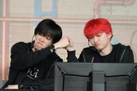 余裕たっぷりに絆を見せつけるリョウガとユーキ。