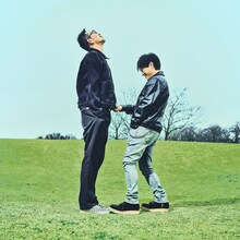 コブクロの25周年記念ビジュアル。