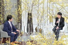 左から林修、桜井和寿（Mr.Children）。