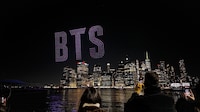 トゥクソム漢江公園の夜空を彩ったBTSのドローンショー。(P)&(C)BIGHIT MUSIC