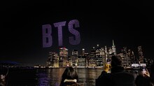 トゥクソム漢江公園の夜空を彩ったBTSのドローンショー。(P)&(C)BIGHIT MUSIC