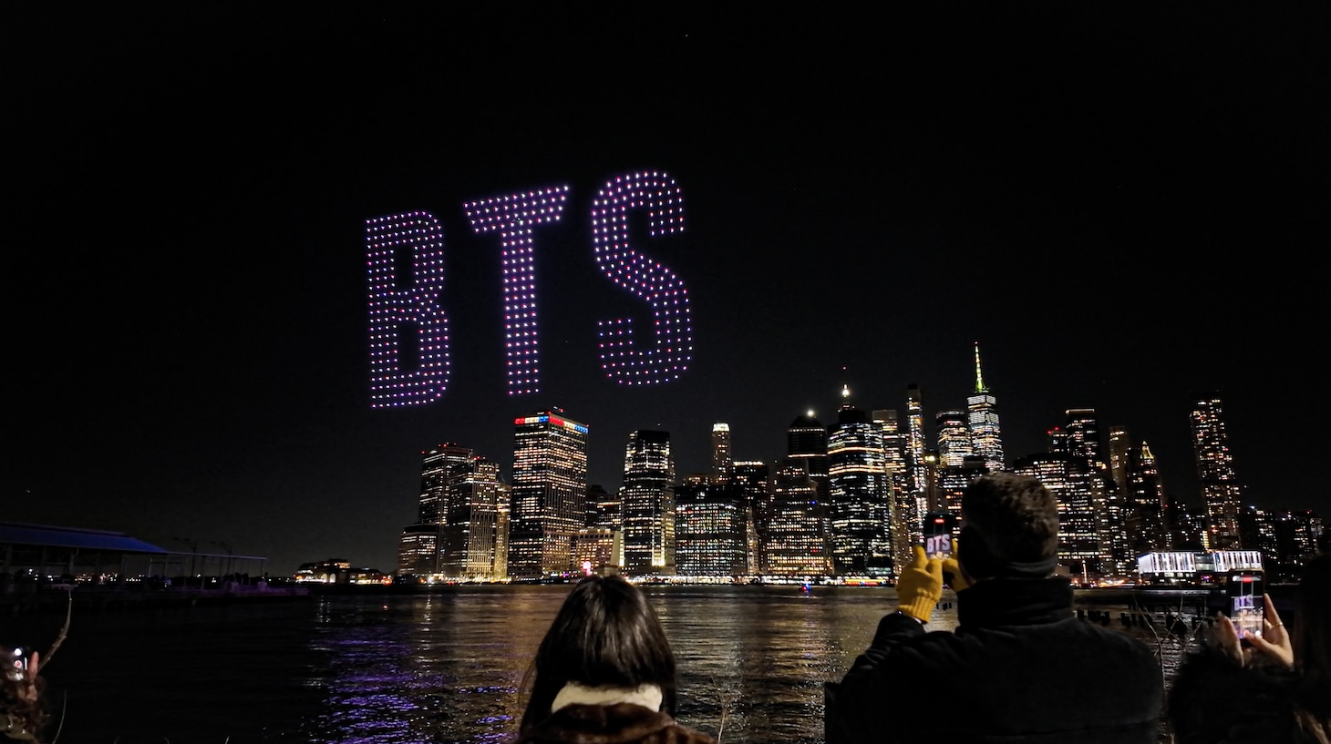 トゥクソム漢江公園の夜空を彩ったBTSのドローンショー。(P)&(C)BIGHIT MUSIC